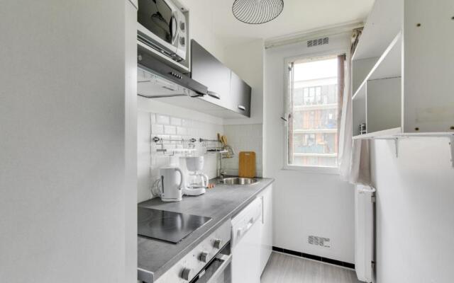 Budget apart with balcony near Paris