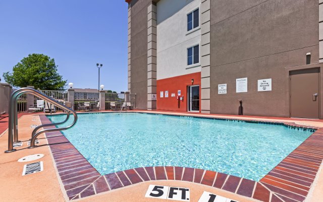 Holiday Inn Express Hotel & Suites Dallas Lewisville by IHG