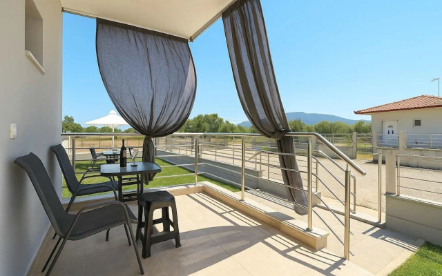 Aigli Garden Getaway, Steps From Vrasna Beach