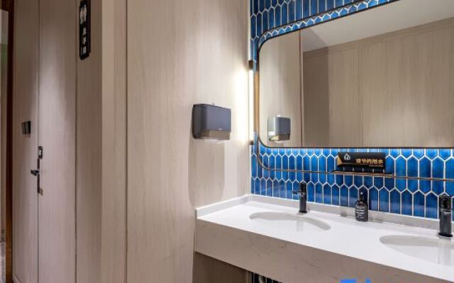 yilong Hotel (Beijing  National Library Subway Station)