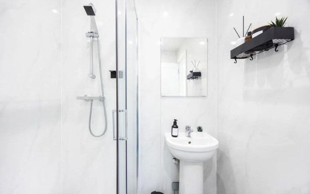 Morden 2-bed House in Canary Wharf London