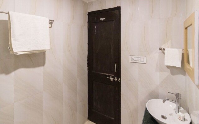 OYO Home 11410 Modern 3BHK Goverdhan Villas