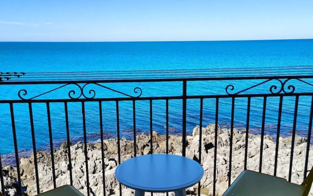 Room in Guest Room - Central Room With Balcony And Amazing Sea View