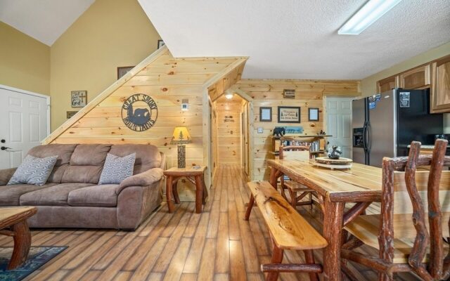 Strollin' Bear 3 Bedroom Home by RedAwning