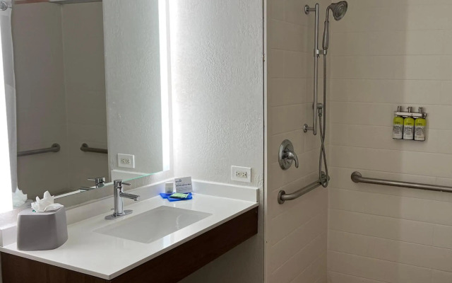 Holiday Inn Express & Suites Waukegan by IHG