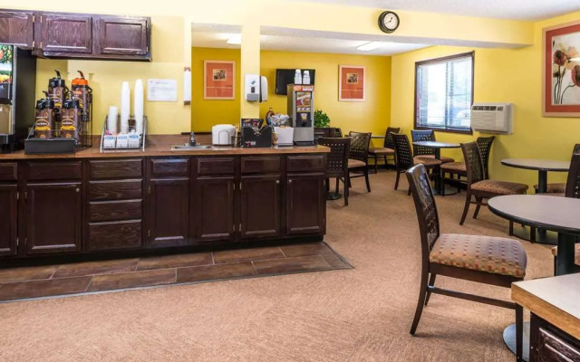 Super 8 Lincoln West