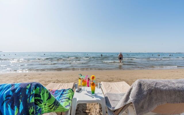 Tropic Beach Club Side