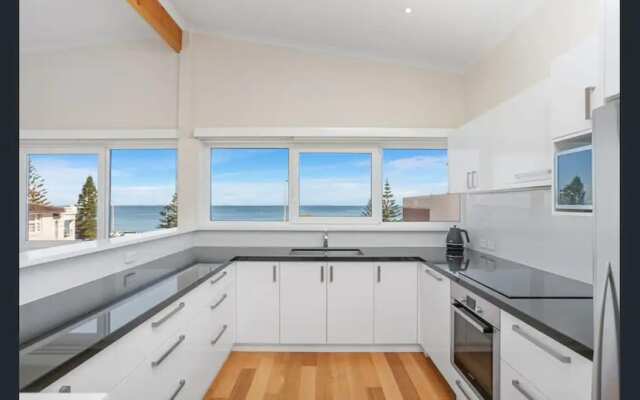 Beautiful 3BR Beachside Apt in Cottesloe!