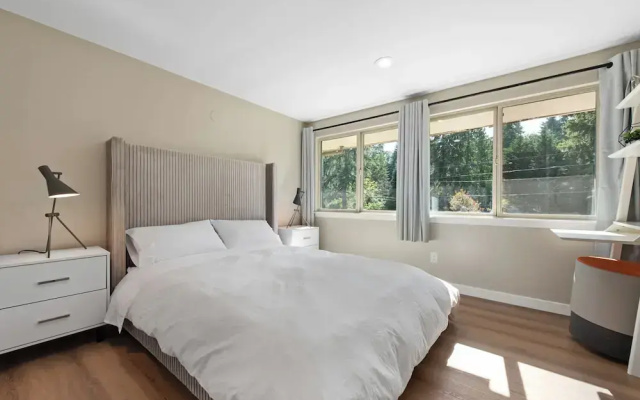Stylish & Spacious Retreat in Downtown Bellevue