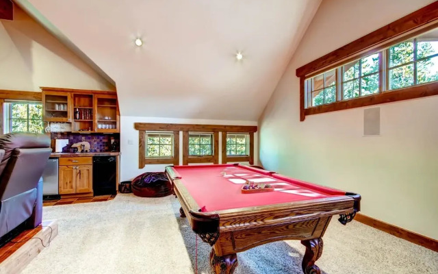 Hatari Lodge 5 Bedroom Home by RedAwning