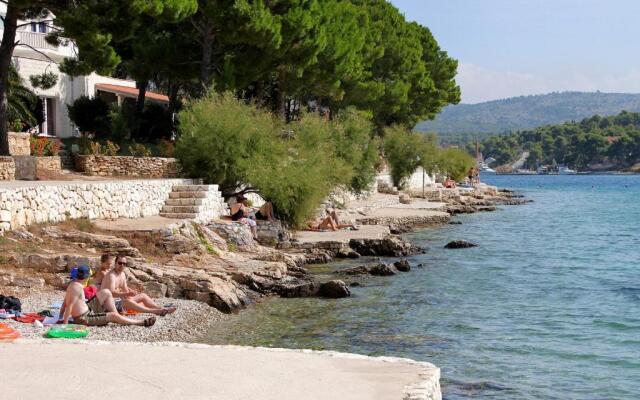 Apartments by the sea Milna, Brac - 18743