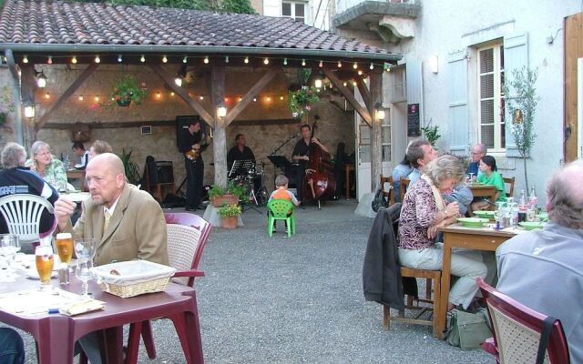 Luxurious Holiday Home with Pool in Ajat France