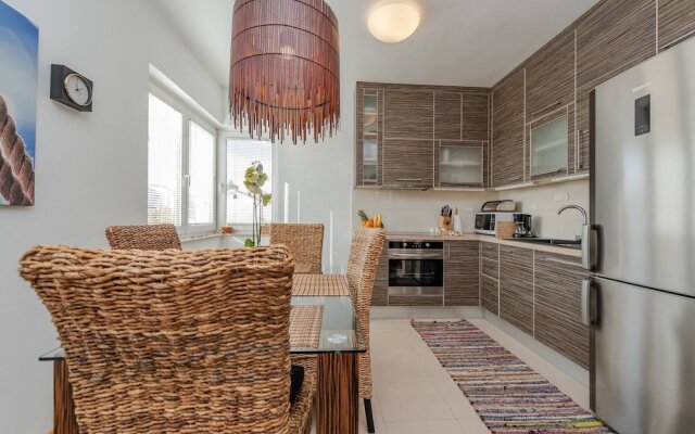 Romantic Oasis modern Apartment