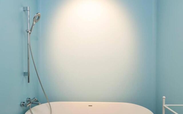 Modern 1BR apt w spacious balcony & a bathtub