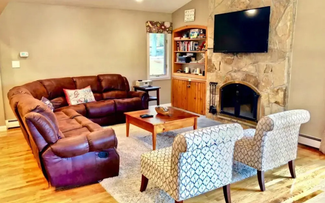 O7 Slopeside Bretton Woods Resort cottage with upscale stylings cozy decor tons of space