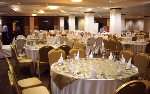 Carlton Holiday Hotel & Suites