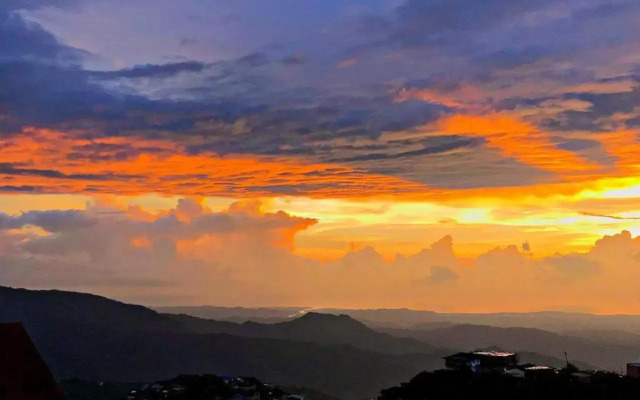 Vacation House in Baguio with Amazing Sunset Views