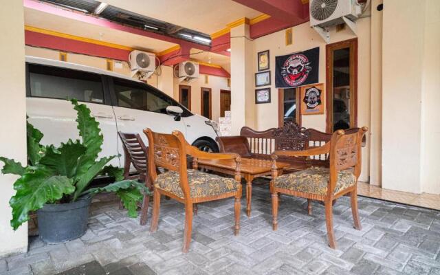 OYO 2986 D and a Guesthouse Syariah And Rent Car