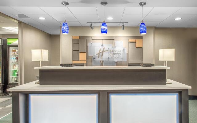 Holiday Inn Express & Suites Shawnee-Kansas City West by IHG