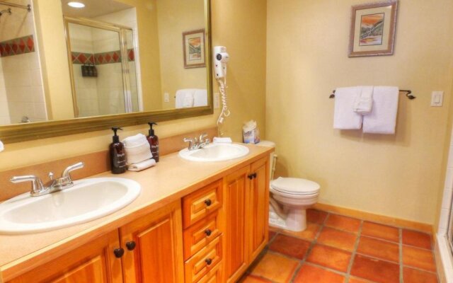 Comfortable Condo, Outstanding Location - TX414 by RedAwning