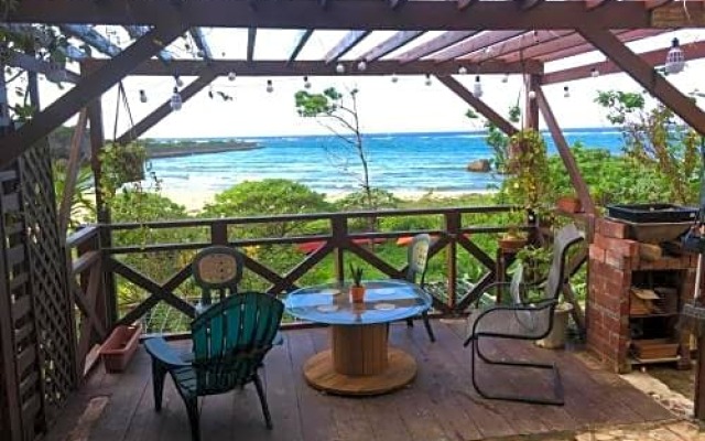 Ken's Beachfront Cafe & Lodge, BH2, Oceanfront with Free Kayak Rental