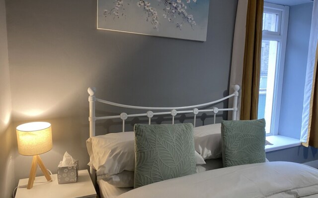 Bright 2br,sleeps 6 - Bridgend Centre, Train Link