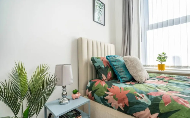 Spacious 3 Bed Flat-free Parking