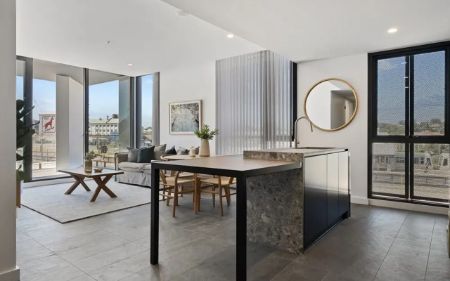 Spacious 2-bed Apartment With Rooftop Views