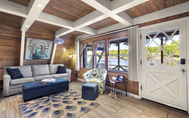 Sunrise Oasis - Enjoy Lakefront Living