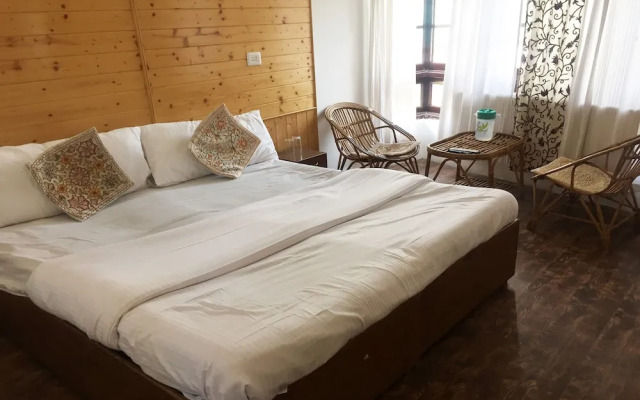 OYO 22456 Hotel Fifth Season