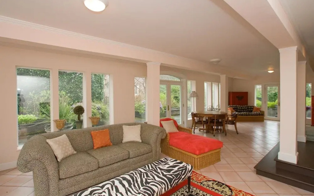 Pacific Way Villa 4 Br home by RedAwning