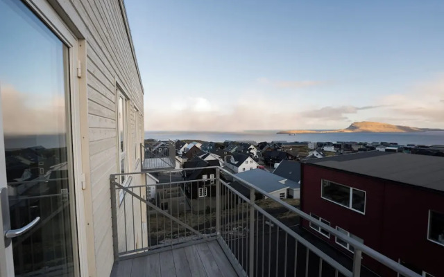 Charming Artistic Retreat | Panoramic View
