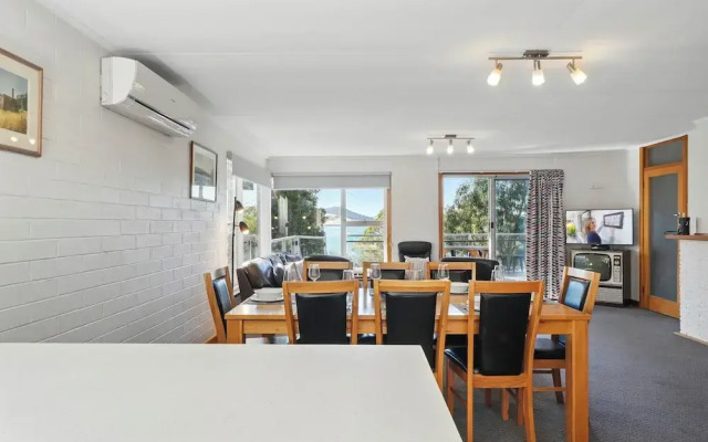 Coningham Beach House - 3 Bedrooms