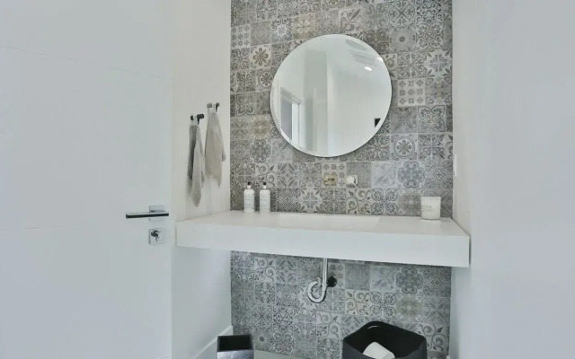 Spacious 5 Bedroom West Hollywood Home With Pool