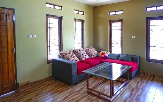 Villa Lisandsa By Ruang Nyaman