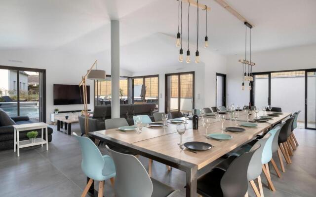 Maison moderne avec piscine et jacuzzi pour 15 personnes !