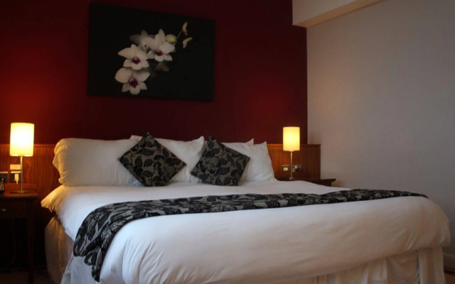 Admiralty Hotel & Restaurant