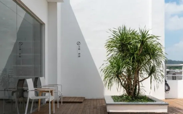 Jinghu Greater Bay Area Renwen Hotel