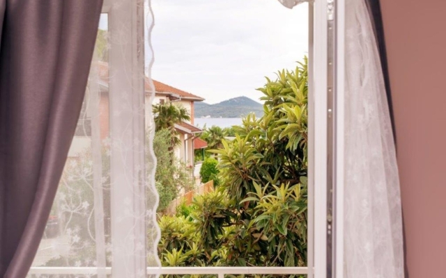 Apartment Darko 2 - 50 m from sea: A6 Sukosan, Zadar riviera