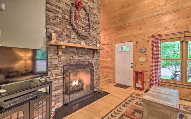 Woodland Cabin w/ Hot Tub & Deck: 11 Mi to Boone!