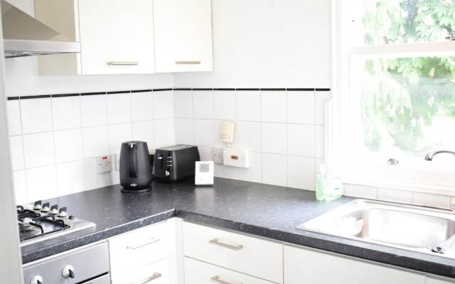 2 Bedroom Apartment With Balcony in Earls Court