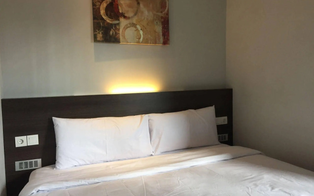 OYO Flagship 90726 The Regia Cihampelas Hotel Band