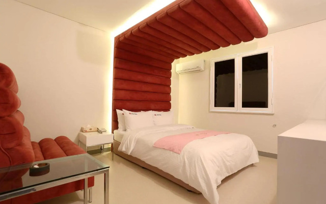 Q Hotel