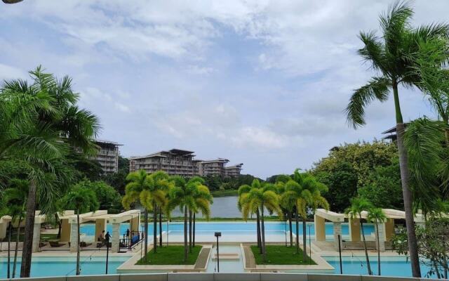 Dr Calayan's 2BR Condo at Pico De Loro