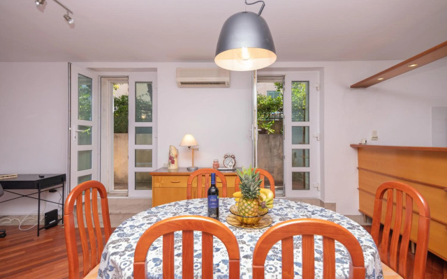 Palm garden apartment in center with big terrace