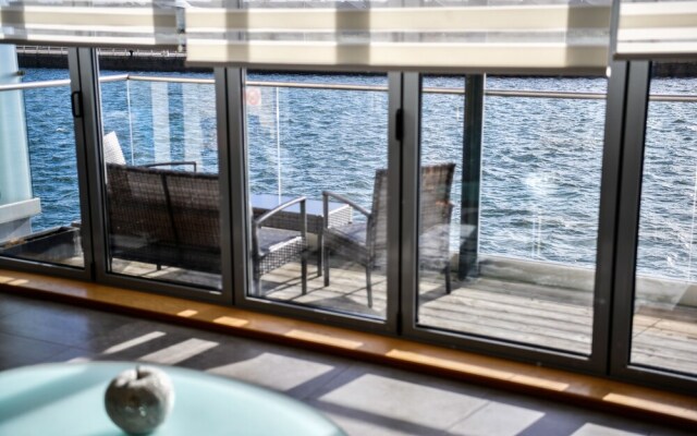 Just Stay Wales-Waterfront Villa-SA1