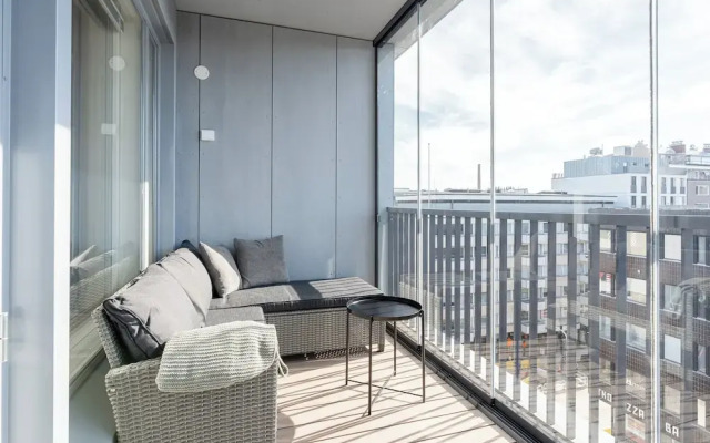 Luxurious 1BR Penthouse with Balcony