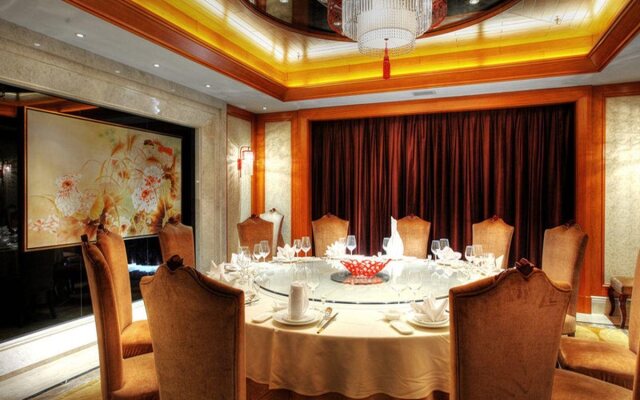 Longqi Jianguo Hotel