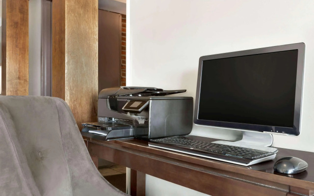 Travelodge by Wyndham Kingston LaSalle Hotel