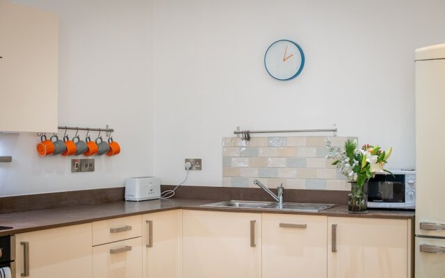 Stylish 93sqm 2 Bed Historical City Centre Flat